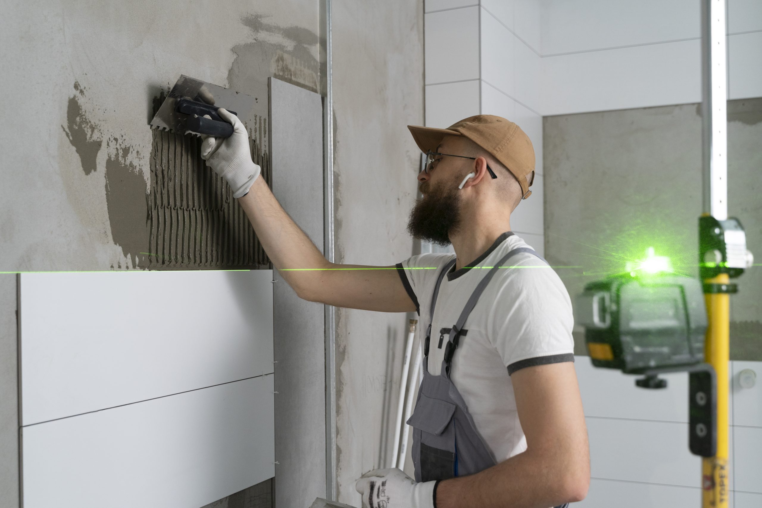 tiler-working-renovation-apartment (4)